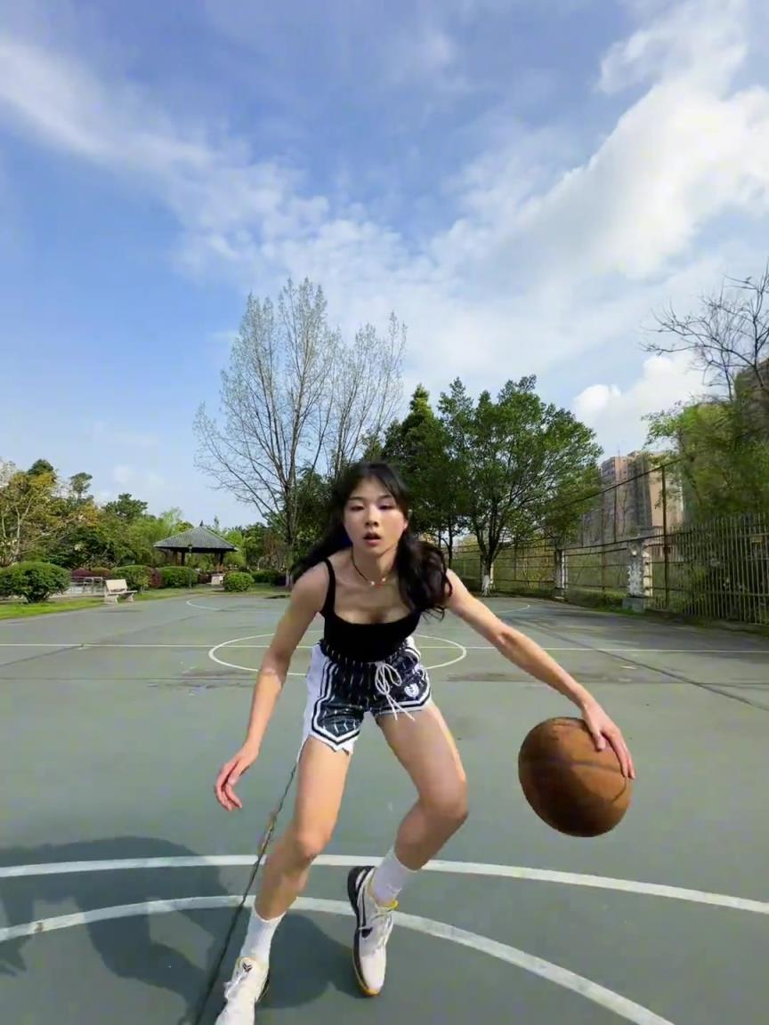 看著有點實力，敢背打我不？